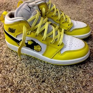 Jordan 1 mids yellow